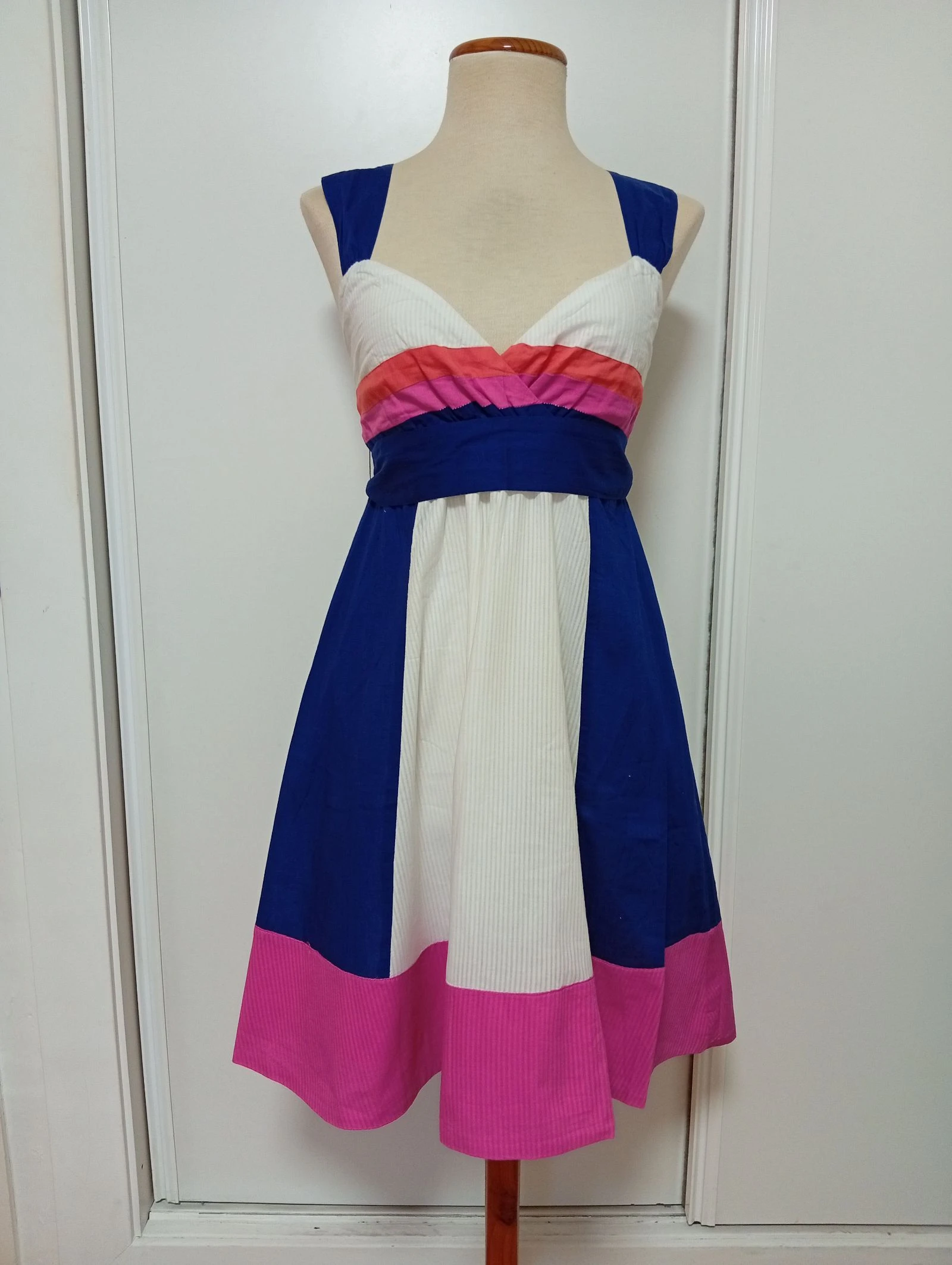 Vestido de verano de tirantes y un favorecedor escote en V